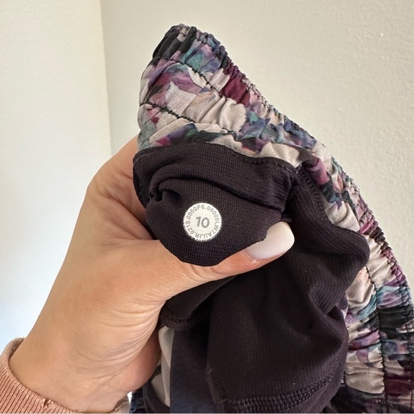 Lululemon Hotty Hot Shorts 2.5" Inseam Utopia Multi Color Lined Size 10 Women’s - Picture 10 of 10